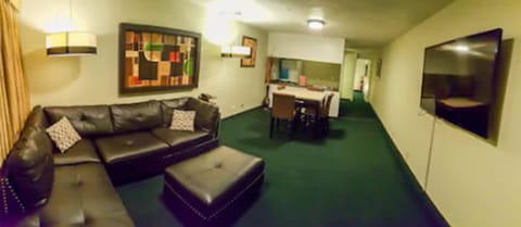 Deluxe Suite, Non Smoking, City View | In-room dining