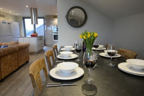 Fridge, cookware/dishes/utensils