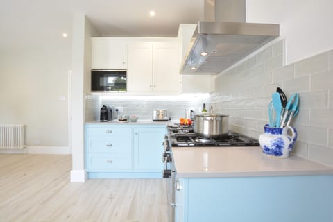 Fridge, cookware/dishes/utensils