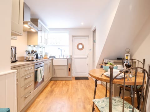 Cottage | Private kitchen | Fridge, dishwasher, cookware/dishes/utensils