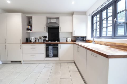 Cottage | Private kitchen | Fridge, dishwasher, cookware/dishes/utensils