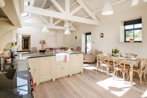 Williamston Cowshed - kitchen and dining area
