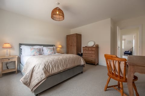 Sandpiper House, Ingoldisthorpe: Master bedroom with king-size bed