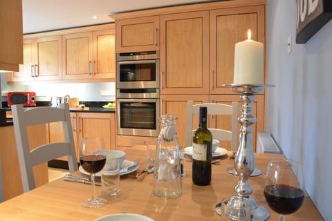 Fridge, dishwasher, cookware/dishes/utensils