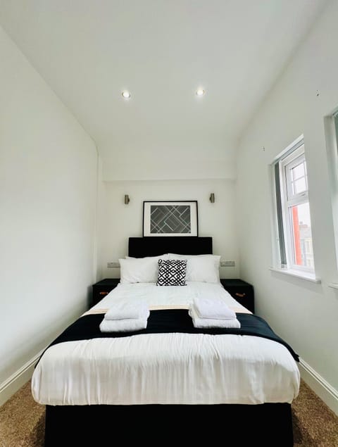 Economy Double Room, 1 Double Bed, Non Smoking, Ensuite | WiFi (free), bed sheets