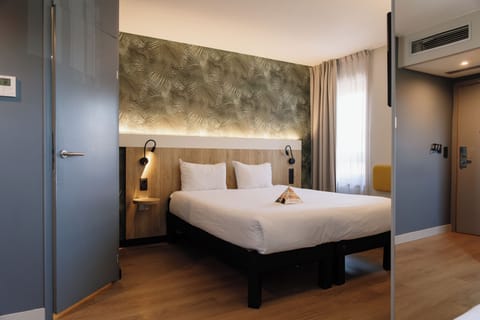 Room, 1 Double Bed | Premium bedding, in-room safe, desk, iron/ironing board (on request)
