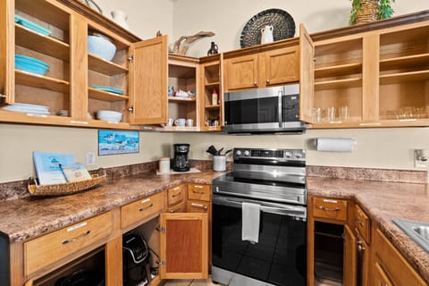 Fully stocked and labeled kitchen for your use!