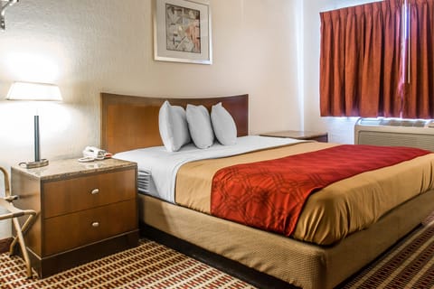 Queen Smoking | Desk, blackout drapes, free WiFi, bed sheets