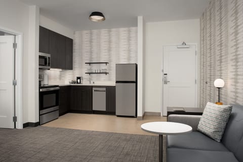 Suite, 1 Bedroom (Mobility/Hearing Access, Roll-In Shwr) | Private kitchen | Coffee/tea maker