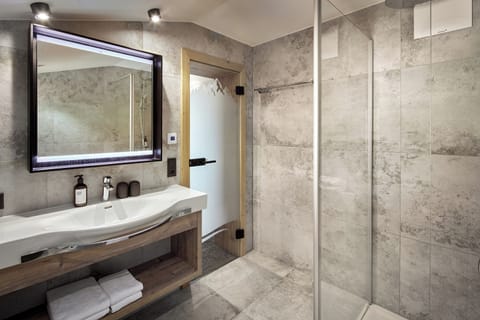 Apartment, 1 Bedroom | Bathroom | Shower, hair dryer, towels