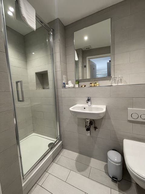 Classic Double Room, Ensuite, Garden View (Small Room ) | Bathroom