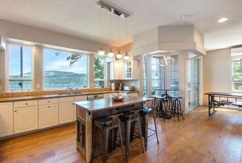 House, 4 Bedrooms | Private kitchen | Fridge, oven, coffee/tea maker, toaster