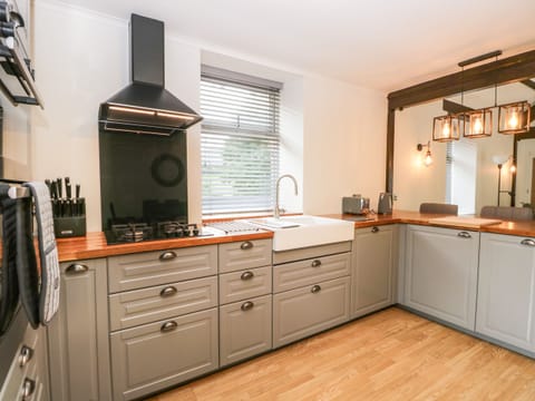 Cottage | Private kitchen | Fridge, dishwasher, electric kettle, toaster