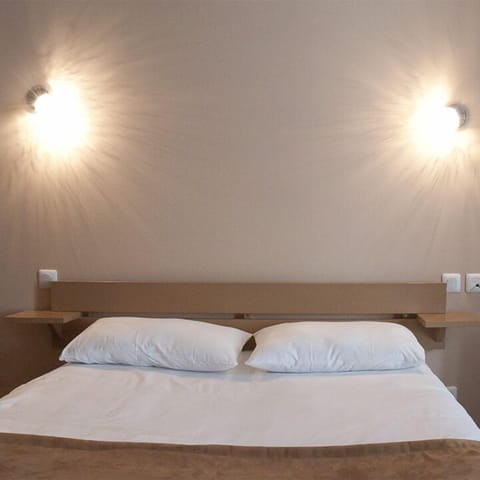 Comfort Double Room | Cribs/infant beds, rollaway beds, free WiFi, bed sheets