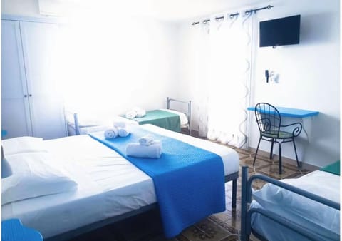 Quadruple Room | Desk, free WiFi, bed sheets