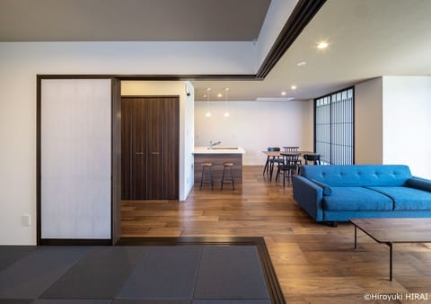 The dining kitchen, where you can enjoy conversation while cooking, is equipped with cooking utensils.
