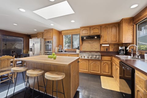 221W - Family Friendly Avalon Home