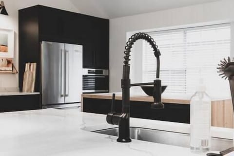 Exquisite farmhouse sink and stainless steel appliances!!