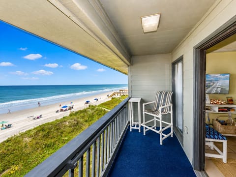 Wake up to the Atlantic right outside your window.