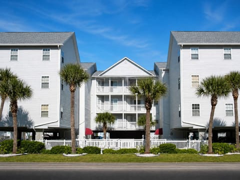4 bedrooms, 4 full baths, sleeps 12, and just a short walk to the beach in Cherry Grove. 🌊
