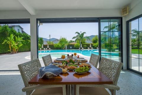 Breakfast, lunch, dinner served; Turkish cuisine 