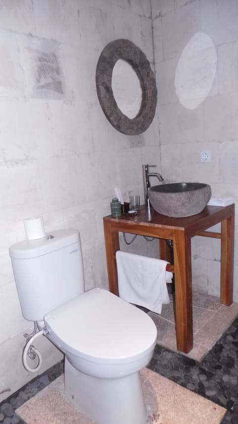 Separate tub and shower, deep soaking tub, rainfall showerhead