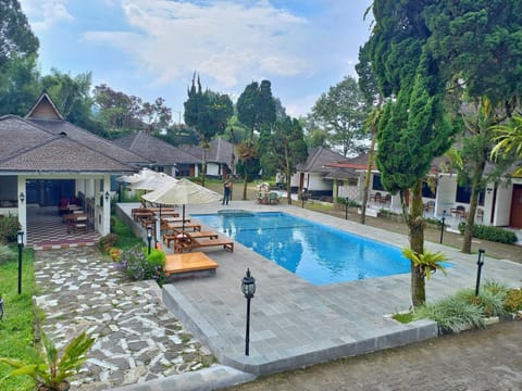 2 outdoor pools