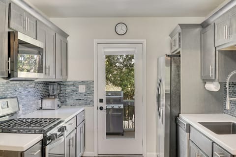 ★Fully equipped kitchen with stainless steel appliances★ 