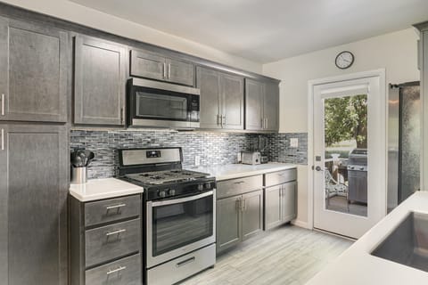 ★Newly remodeled modern kitchen with stainless steel appliances★