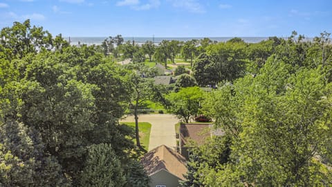 Less than a mile from Lighthouse Park and USS Silverside Submarine Museum. 