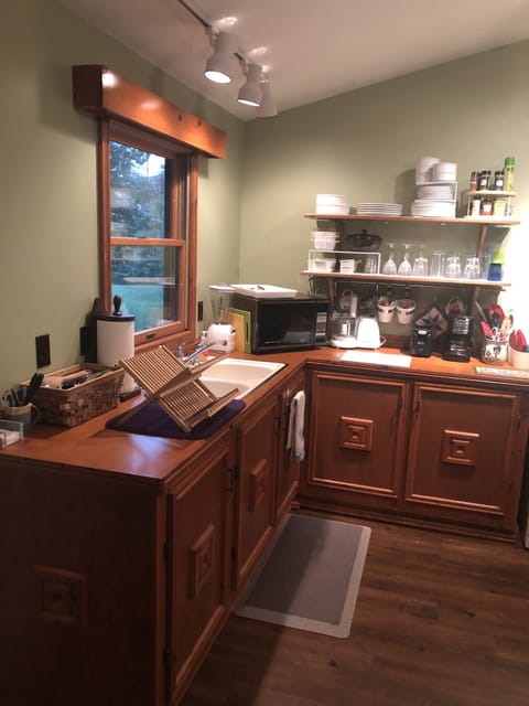 Well-equipped kitchen enables preparation of most recipes.