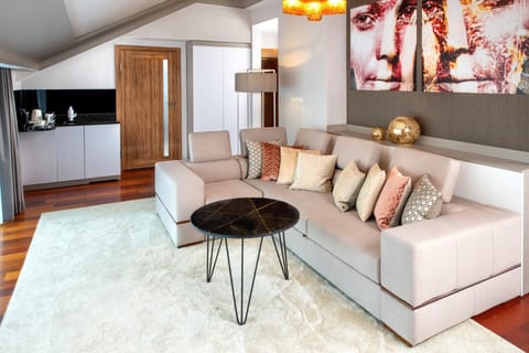 Minibar, in-room safe, desk, bed sheets