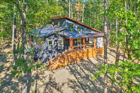 Broken Bow Vacation Rental | 2BR | 2BA | Stairs Required | 980 Sq Ft