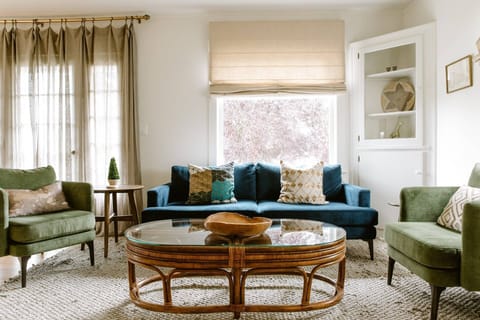 Welcome to Vine and View Bungalow! Please enjoy our charming rental in the heart of Oregon wine country.