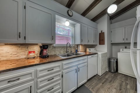 House (3 Bedrooms) | Property amenity