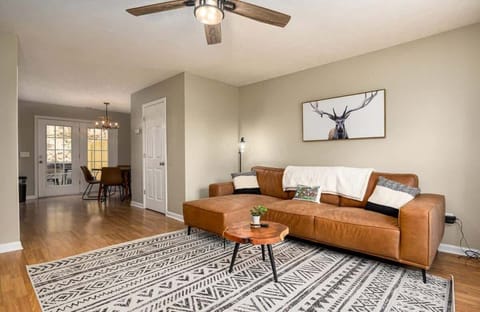 Stylish space with modern decor, perfect for relaxation and mountain views!
