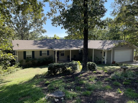 Front entrance to King's Port on Lake Hamilton.