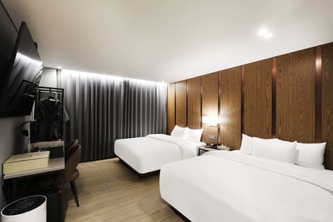 Premier Twin Room | Desk, laptop workspace, blackout drapes, soundproofing