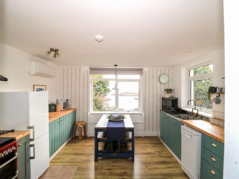 Cottage | Private kitchen | Fridge, dishwasher, electric kettle, toaster