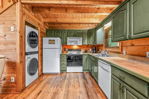 Cabin, 2 Bedrooms | Private kitchen | Fridge, oven, coffee/tea maker, toaster