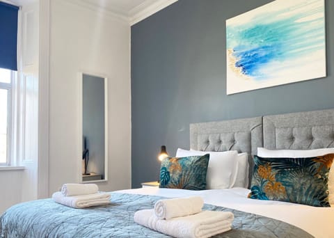 Apartment, 2 Bedrooms, Non Smoking | 2 bedrooms, individually decorated, individually furnished