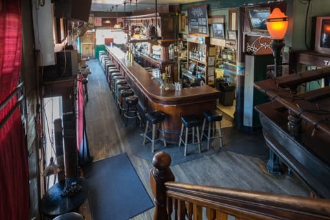 Serves lunch, dinner, and happy hour