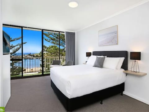 Ocean View Queen | Premium bedding, blackout drapes, cribs/infant beds, rollaway beds