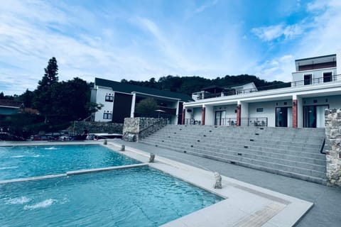 2 outdoor pools