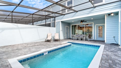 Beautiful 5 bed 4 bath townhome located in Windsor Island