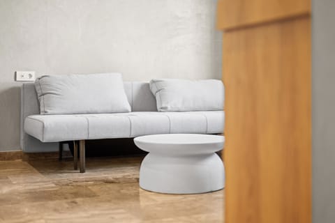 Junior Suite | Living area | 32-inch flat-screen TV with satellite channels, TV