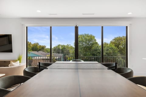 Huge dining table what seats 8 and can also be converted to a ping pong table