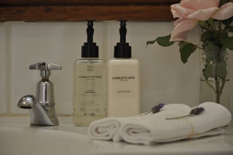 Birch Cottage | Bathroom amenities | Combined shower/tub, hair dryer, bathrobes, towels
