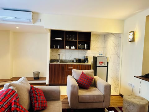 Premium Suite | Living area | 43-inch Smart TV with satellite channels, TV