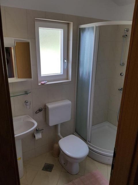 Apartment (One Bedroom Apartment with Balcony an) | Bathroom | Shower, towels